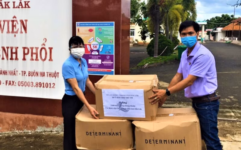 Các đơn vị trao tặng khẩu trang y tế kháng khuẩn cho Bệnh viện Lao và bệnh phổi tỉnh Đắk Lắk để phục vụ công tác phòng, chống dịch Covid-19.
