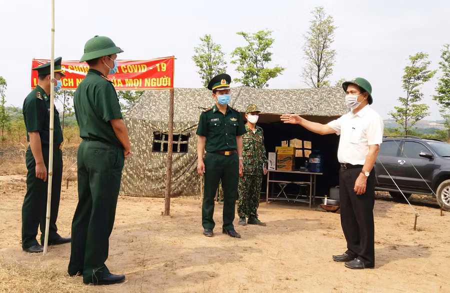  Đồng chí Võ Ngọc Thành-Phó Bí thư Tỉnh ủy, Chủ tịch UBND tỉnh thăm hỏi, động viên cán bộ, chiến sĩ tại chốt kiểm soát phòng-chống dịch Covid-19 số 8 (Đồn Biên phòng Cửa khẩu Quốc tế Lệ Thanh). Ảnh: Như Nguyện