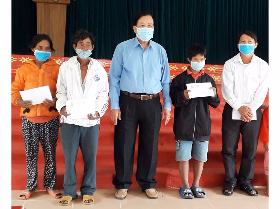  Ông Bùi Thanh Hoàng-Chủ tịch Hội Nạn nhân chất độc da cam/dioxin tỉnh Gia Lai trao quà cho các gia đình nạn nhân. Ảnh: Lê Thị Liệu