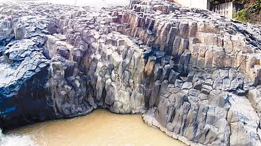 Quần thể đá cổ ở làng Đôn Hyang (xã Đê Ar, huyện Mang Yang). Ảnh: N.Q.T