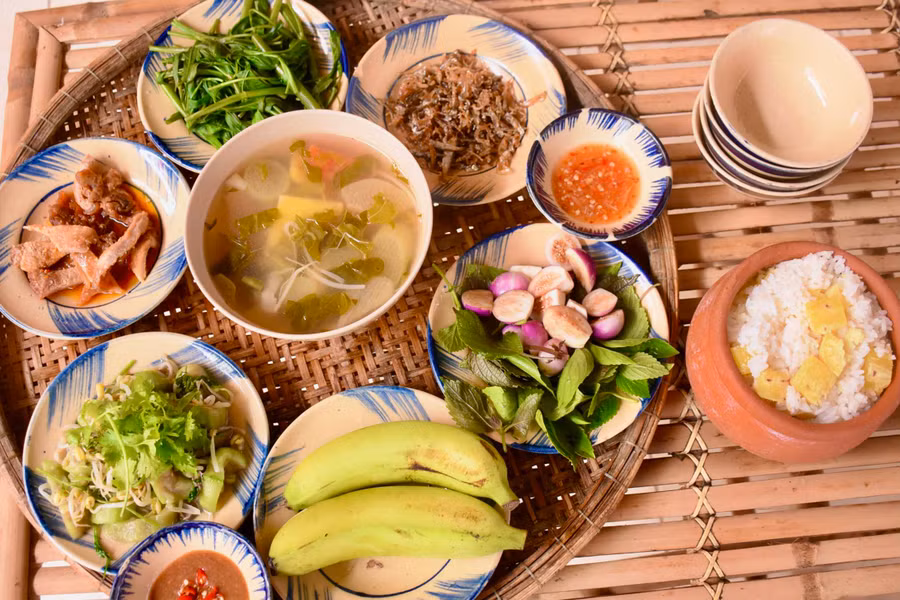 Bữa cơm thời bao cấp tại quán Cơm Độn (05 Wừu, TP. Pleiku). Ảnh: Lam Nguyên