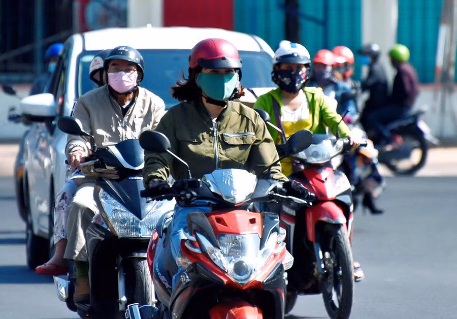 Người dân đeo khẩu trang khi tham gia giao thông trên đường phố Pleiku. Ảnh: Đức Thụy