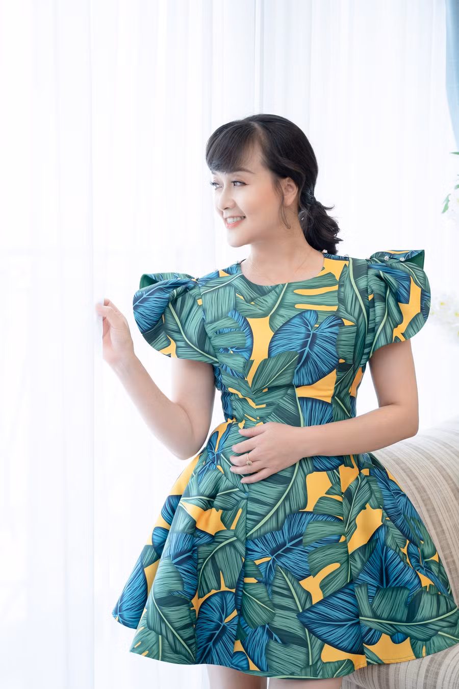 Hồi trẻ, Vân Dung sở hữu nhan sắc xinh đẹp với đôi mắt to tròn cùng nụ cười rạng rỡ. Nữ diễn viên từng tham gia cuộc thi Hoa hậu Việt Nam 1992 (năm Hà Kiều Anh đăng quang) với mục đích động viên chị gái. Thời điểm đó, cô là thí sinh nhỏ tuổi nhất (16 tuổi) và vào top 15 chung cuộc. Đối với nữ nghệ sĩ, việc thi nhan sắc là cuộc dạo chơi của tuổi trẻ chứ không phải nơi bản thân thể hiện đam mê. Ảnh: FBNV