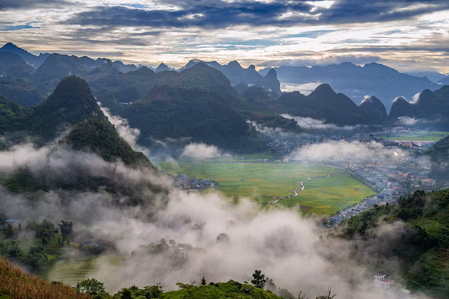 Sương và mây che một lớp màn mỏng, ánh nắng nhẹ đầu ngày chiếu xiên tạo sự kỳ ảo, lãng mạn. Ảnh: Ngọc Bằng