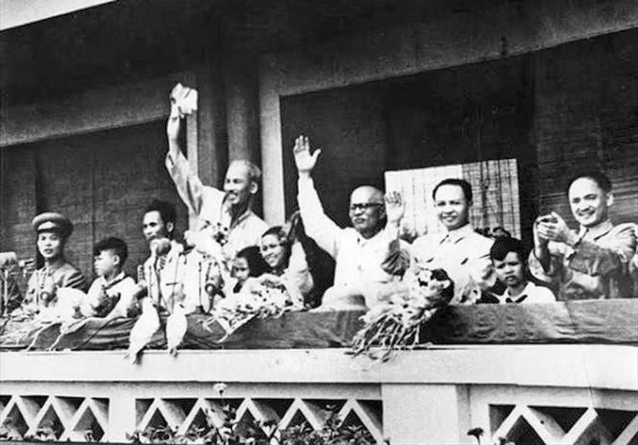 Bác Hồ và đoàn chủ tịch chào đón các đoàn đi qua lễ đài trong lễ duyệt binh chào mừng kỷ niệm 10 năm Ngày Quốc khánh (2-9-1955) trên Quảng trường Ba Đình, Hà Nội (ảnh tư liệu). Bác Hồ và đoàn chủ tịch chào đón các đoàn đi qua lễ đài trong lễ duyệt binh chào mừng kỷ niệm 10 năm Ngày Quốc khánh (2-9-1955) trên Quảng trường Ba Đình, Hà Nội (ảnh tư liệu).
