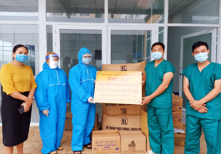  Ban Trị sự Giáo hội Phật giáo Việt Nam tỉnh ủng hộ vật tư y tế cho các cơ sở điều trị bệnh Covid-19 trước dịp lễ Vu lan năm nay. Ảnh: Thanh Nhật