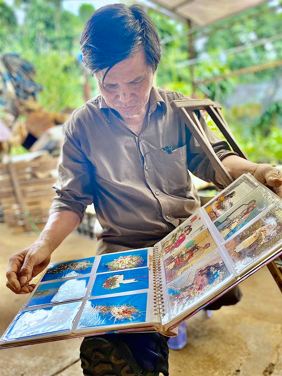 Ông Phan Hắc Sơn (tổ 9, phường Hoa Lư, TP. Pleiku) lật xem những tấm ảnh kết hoa của gia đình ngày trước. Ảnh: Hồng Thi
