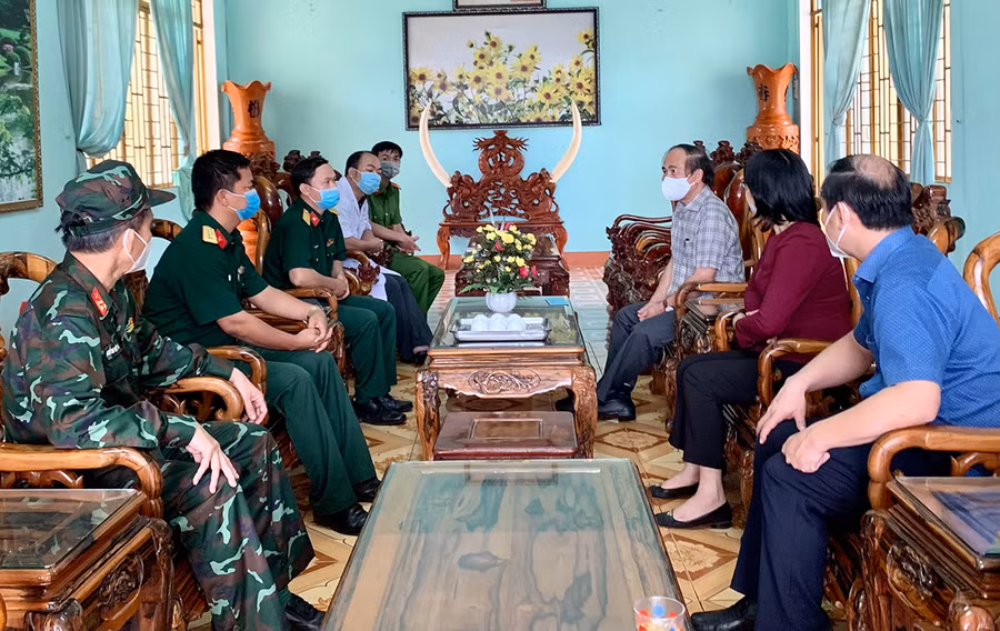 Chủ tịch UBND tỉnh Võ Ngọc Thành nắm tình hình tại các khu cách ly do Bộ Chỉ huy Quân sự tỉnh quản lý. Ảnh: Như Nguyện