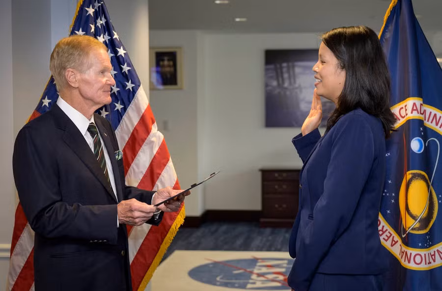 Bà Margaret Vo Schaus tuyên thệ nhậm chức trước Giám đốc NASA Bill Nelson ngày 4.8. Ảnh: NASA