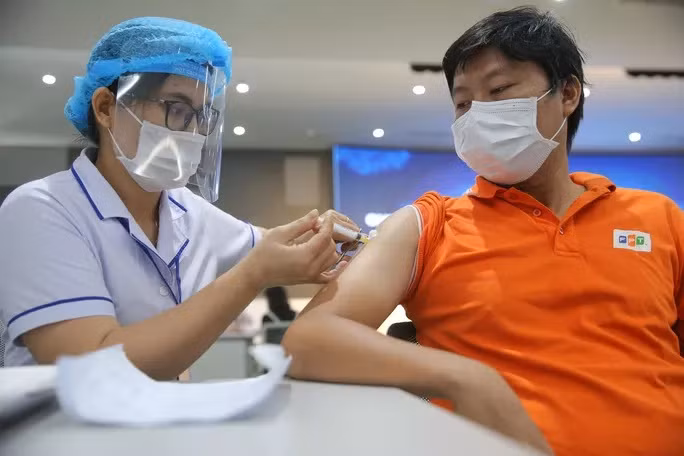 Tiêm vắc-xin Covid-19 cho người dân ở TP HCM - Ảnh: Hoàng Triều
