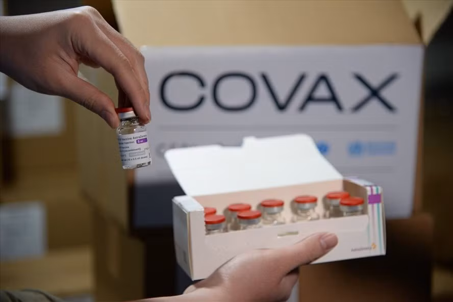 Doanh nghiệp mong muốn người lao động được tiêm vaccine để họ yên tâm sản xuất. Trong ảnh: Lô vaccine vừa về Việt Nam ngày 10.8. Ảnh: Bộ Y tế