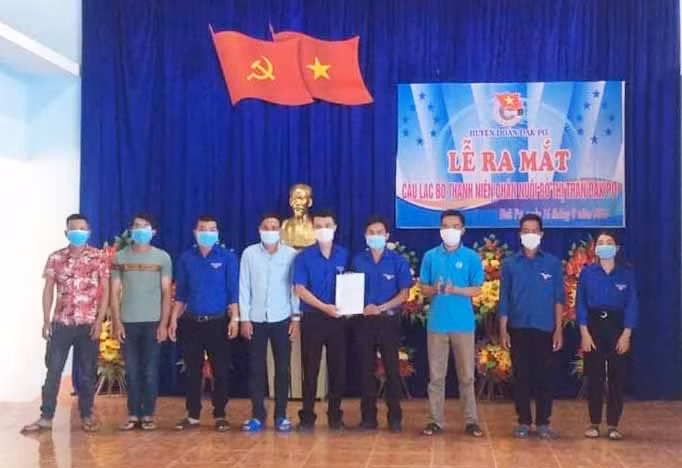Quang cảnh buổi lễ ra mắt Câu lạc bộ thanh niên chăn nuôi bò tại thị trấn Đak Pơ.Ảnh-R'Ô Hok