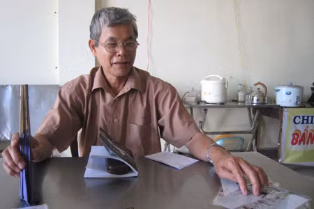 Ông Trần Chín xúc động khi nhắc lại những tháng năm bị tù đày. Ảnh: Hà Duy