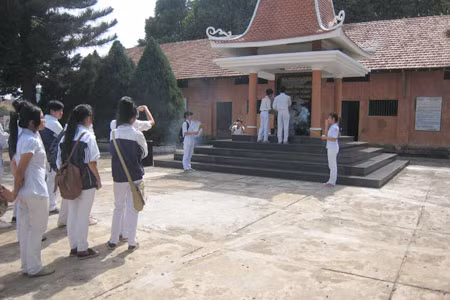Dâng hương tưởng niệm tại Nhà lao. Ảnh: Hà Duy