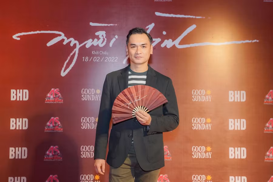 Diễn viên Đức Hải lịch lãm trong buổi ra mắt phim. Người tình có lẽ là dự án điện ảnh hiếm hoi mà siêu mẫu Đức Hải nhận lời tham gia trong thời gian trước đó. Tuy nhiên, để vào bộ phim này, Đức Hải cho biết anh đã hi sinh rất nhiều cho vai diễn. Chỉ trong vòng 3 tuần, Đức Hải phải giảm 10kg chỉ để quay một ngày. Ảnh: ĐPCC