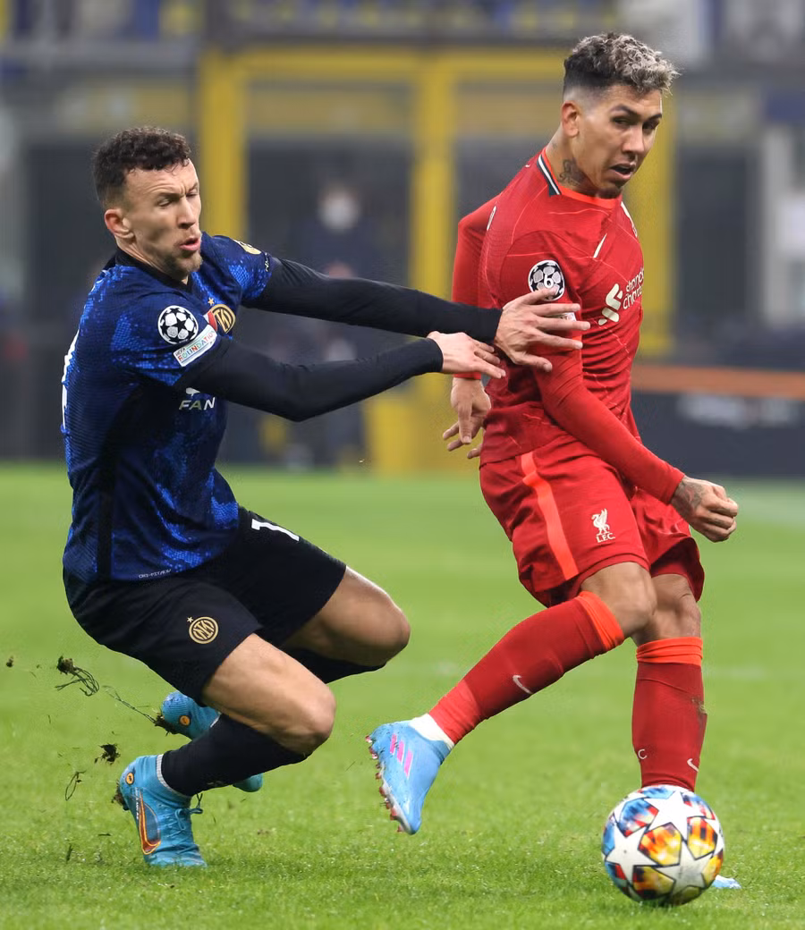 Firmino (phải) mở tỷ số cho Liverpool. Ảnh: AFP