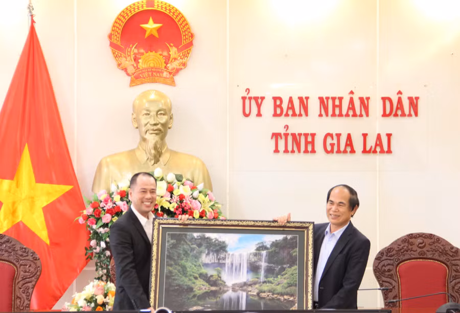Chủ tịch UBND tỉnh Gia Lai Võ Ngọc Thành tặng Trường Đại học sư phạm TP. Hồ Chí Minh bức hình lưu niệm. Ảnh: Thiên Di