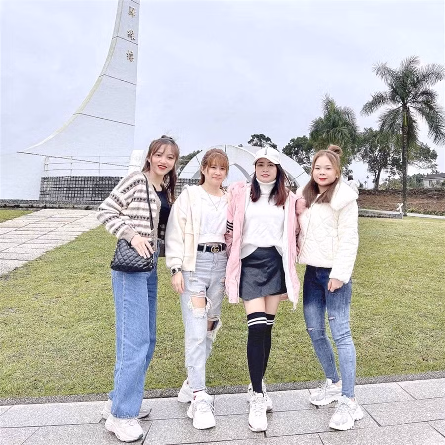 Vũ Thị Viễn (áo hồng) cùng bạn bè đi du lịch trong dịp nghỉ Tết để vơi đi nỗi nhớ nhà. Ảnh: NVCC