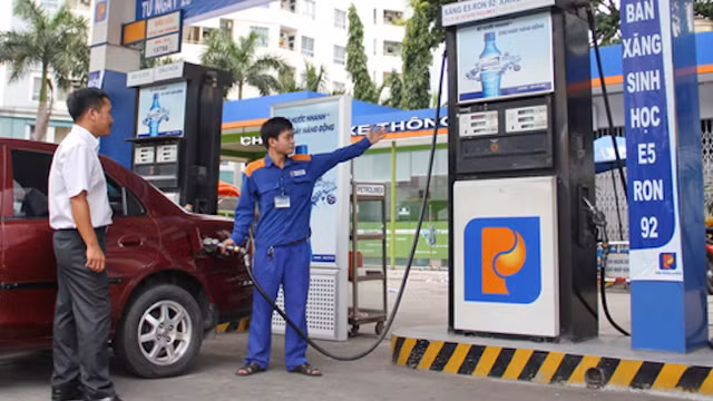 Điều hành giá xăng dầu bảo đảm theo đúng quy định, đánh giá kỹ tác động đến phát triển kinh tế xã hội và đời sống nhân dân.