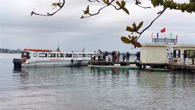 Công tác tìm kiếm người mất tích trong vụ chìm canô du lịch tại Cửa Đại đang được tiến hành khẩn trương. Ảnh: TTXVN