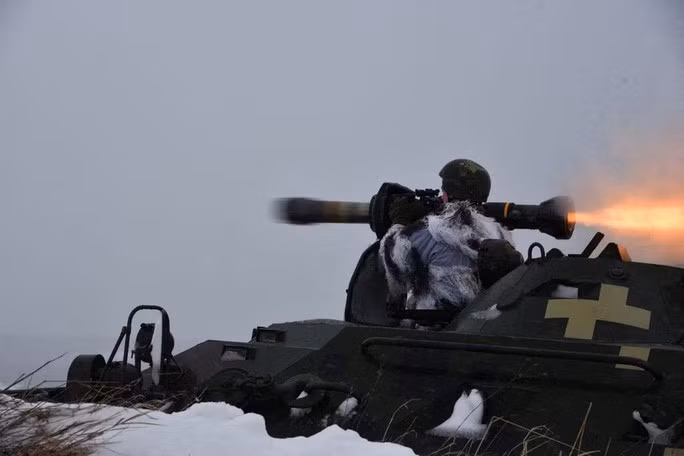 Binh sĩ Ukraine sử dụng vũ khí chống tăng NLAW do Anh cung cấp. Ảnh: Reuters Binh sĩ Ukraine sử dụng vũ khí chống tăng NLAW do Anh cung cấp. Ảnh: Reuters