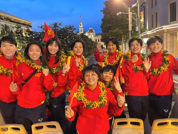 Đội tuyển nữ Việt Nam được chào đón tại TPHCM. Ảnh: DŨNG PHƯƠNG