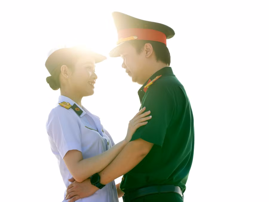 Khoảnh khắc đẹp của BS Lê Quang Vinh và ĐD Nguyễn Thị Kim Thoa. Ảnh: Độc Lập