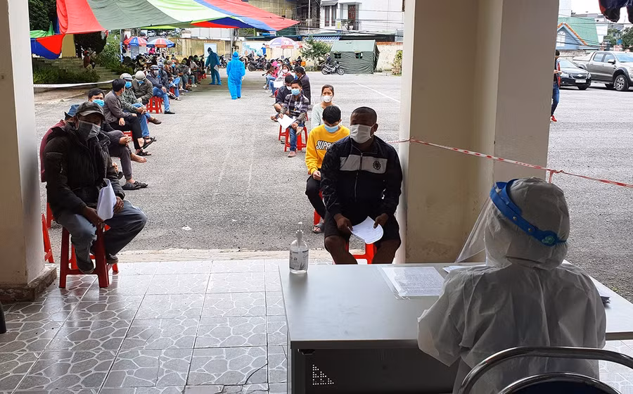 Người dân chờ xét nghiệm tại CDC Lâm Đồng tháng 7.2021. Ảnh: Gia Bình