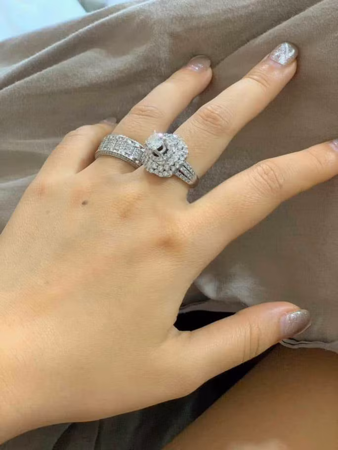Chiếc nhẫn kim cương đeo ở ngón giữa sau khi nhận lại Chiếc nhẫn kim cương đeo ở ngón giữa sau khi nhận lại