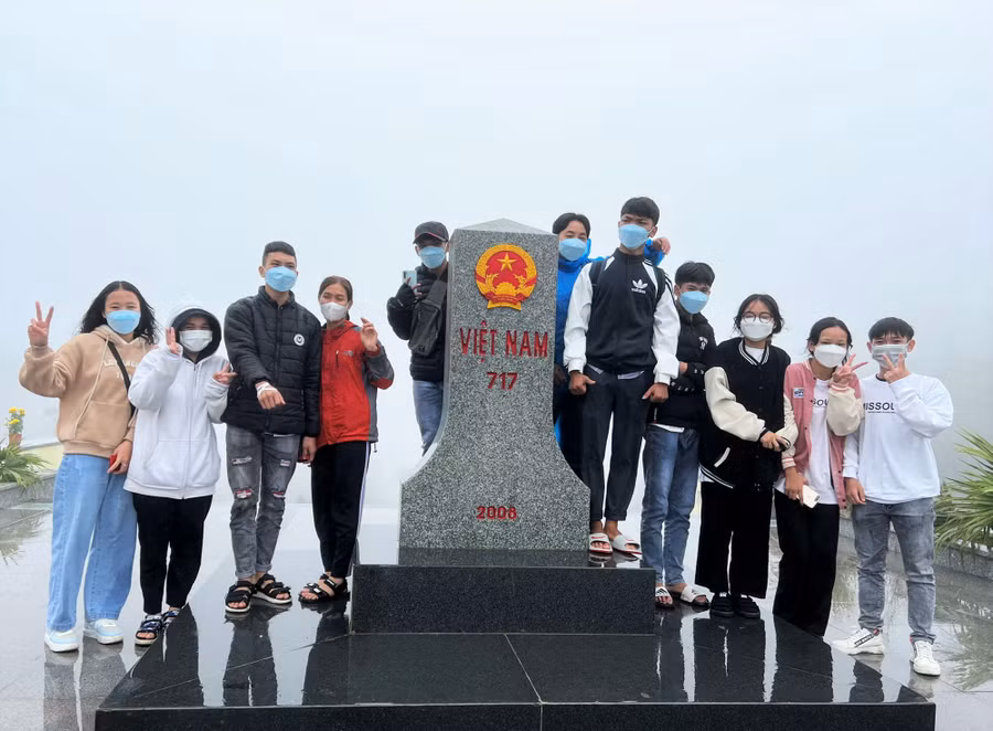 Nhóm bạn trẻ Nam Giang thích thú chụp ảnh lưu niệm tại cột mốc biên giới Việt Nam - Lào trong ngày đầu năm mới. Ảnh: ALĂNG NGƯỚC Nhóm bạn trẻ Nam Giang thích thú chụp ảnh lưu niệm tại cột mốc biên giới Việt Nam - Lào trong ngày đầu năm mới. Ảnh: ALĂNG NGƯỚC