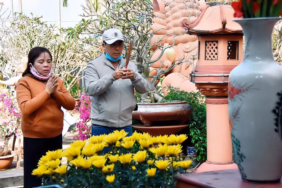 Thắp hương, lễ Phật cầu an cho gia đình trở thành nét đẹp văn hóa của người Việt. Ảnh: Đức Thụy
