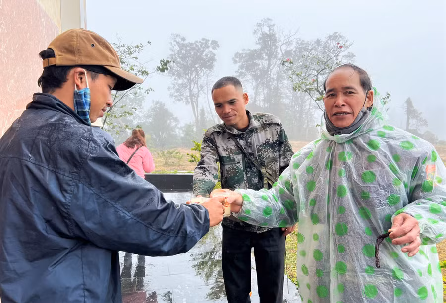 Đồng bào vùng cao chúc nhau ngày tết bằng ly rượu tà vạc ngay không gian Cửa khẩu quốc tế Nam Giang - Đắc Tà Oọc. Ảnh: ALĂNG NGƯỚC Đồng bào vùng cao chúc nhau ngày tết bằng ly rượu tà vạc ngay không gian Cửa khẩu quốc tế Nam Giang - Đắc Tà Oọc. Ảnh: ALĂNG NGƯỚC