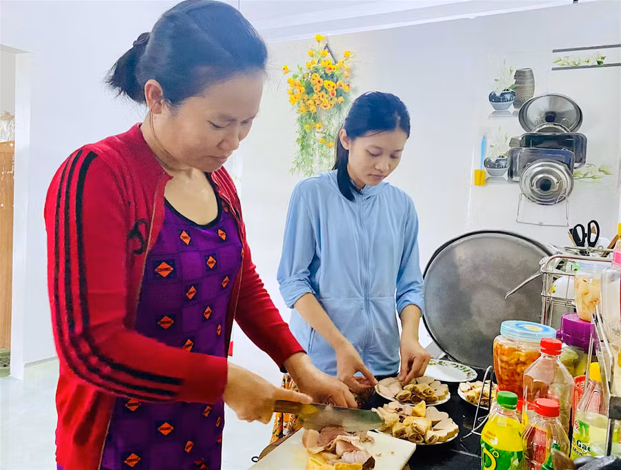 Chị Đặng Thị Mỹ Hằng (thôn 4, xã Thành An, thị xã An Khê) cùng con gái chuẩn bị mâm cơm cúng đưa ông bà trong chiều mùng 3 Tết. Ảnh: Mộc Trà Chị Đặng Thị Mỹ Hằng (thôn 4, xã Thành An, thị xã An Khê) cùng con gái chuẩn bị mâm cơm cúng đưa ông bà trong chiều mùng 3 Tết. Ảnh: Mộc Trà