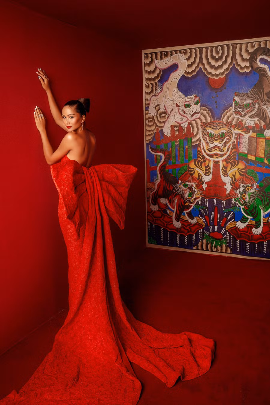 Đón chào năm Nhâm Dần, rất nhiều nhà thiết kế và thương hiệu thời trang đã đưa hình ảnh linh vật hổ lên họa tiết thời trang. Chọn concept chụp ảnh với ngũ hổ để chào đón năm Nhâm Dần, H'Hen Niê, Stephen Nguyễn và Thanh Tuyền chọn trang phục mang gam màu đỏ và xanh lá cây từ nhà mốt Vũ Ngọc & Son.