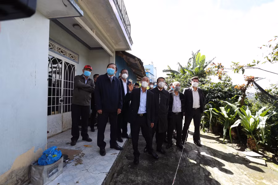 Chủ tịch UBND tỉnh Lâm Đồng Trần Văn Hiệp đến kiểm tra hiện trường vụ sạt lở đất đầu đường Khe Sanh. Ảnh: Lâm Viên