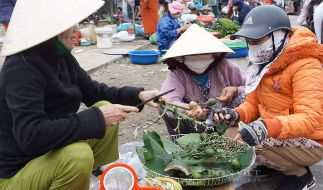  Hàng hóa ở chợ Gia Lạc được nhiều người mua nhất là trầu cau. Ảnh: Trần Hòe.
