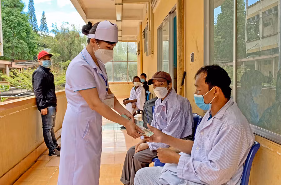  Điều dưỡng Nguyễn Thị Thanh Phương trao quà cho bệnh nhân chạy thận nhân tạo tại Bệnh viện Đa khoa tỉnh. Ảnh: Như Ý