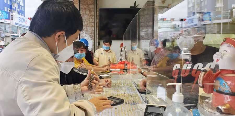 Với tâm lý cầu mong 1 năm trọn vẹn tài lộc, nhiều khách hàng đã lựa chọn mua nhẫn tròn vàng 9999. Ảnh: Sơn Ca Với tâm lý cầu mong một năm trọn vẹ tài lộc, nhiều khách hàng đã lựa chọn mua nhẫn tròn vàng 999. Ảnh: Sơn Ca