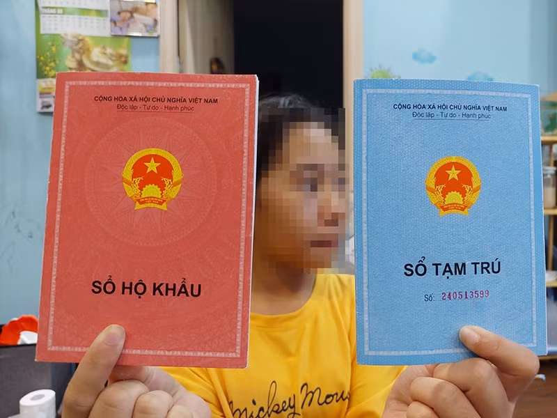  Từ 1-1-2023, sổ hộ khẩu và sổ tạm trú bằng giấy sẽ không còn sử dụng. Ảnh: TP