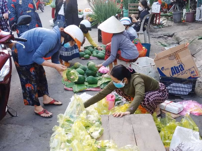 Cùng với trầu, cau, muối, thì đu đủ, sung được bán kèm để cầu mong một năm sung túc đủ đầy. Ảnh: Vũ Chi