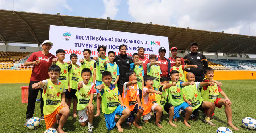 14 học viên chính thức và 2 học viên ghi nhớ đã được tuyển chọn vào học viện Hoàng Anh Gia Lai. Ảnh: Văn Ngọc