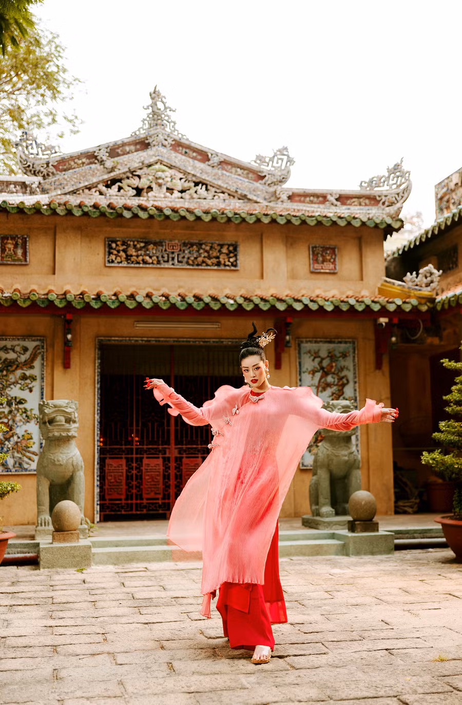 Dịp Tết vừa qua, Hoa hậu Khánh Vân dành toàn bộ thời gian cho gia đình, thăm họ hàng và đi chùa. Cô thường xuyên chia sẻ những bức ảnh gia đình vui vẻ lên trang cá nhân, đặc biệt ba mẹ luôn đồng hành cùng cô trong mọi chuyến du xuân đầu năm. Ảnh: Nguyễn Long