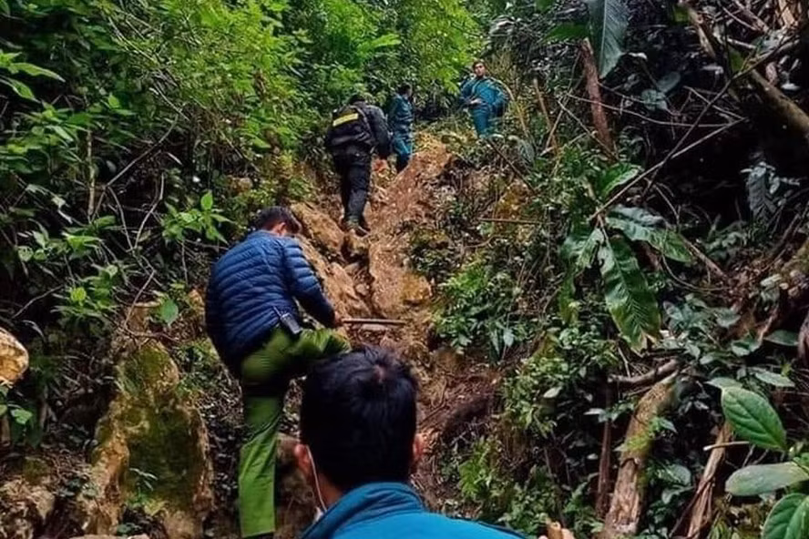 Lực lượng Công an tham gia truy bắt nghi phạm trốn vào rừng sau khi gây án. Ảnh: CTV. Lực lượng Công an tham gia truy bắt nghi phạm trốn vào rừng sau khi gây án. Ảnh: CTV.