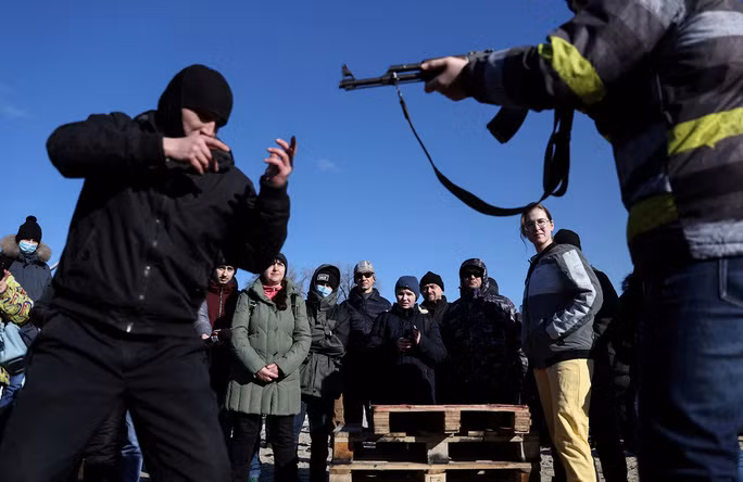 Người dân Ukraine tham gia huấn luyện quân sự ở thủ đô Kiev vào ngày 13-2 Ảnh: REUTERS