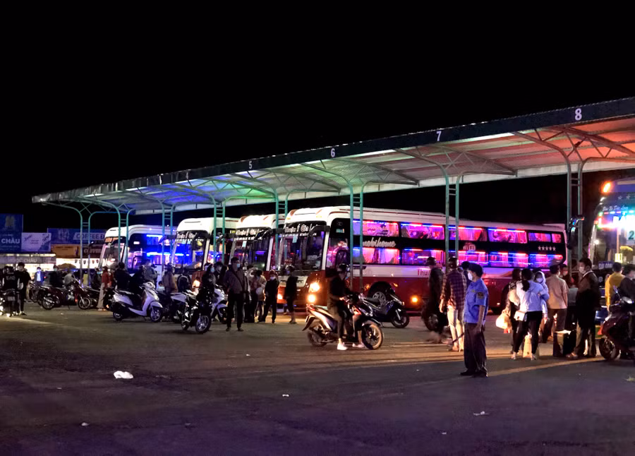 Lượng khách đi TP. Hồ Chí Minh, Đà Nẵng đã tăng mạnh kể từ mùng 5 Tết Nhâm Dần 2022. Ảnh: Lê Hòa