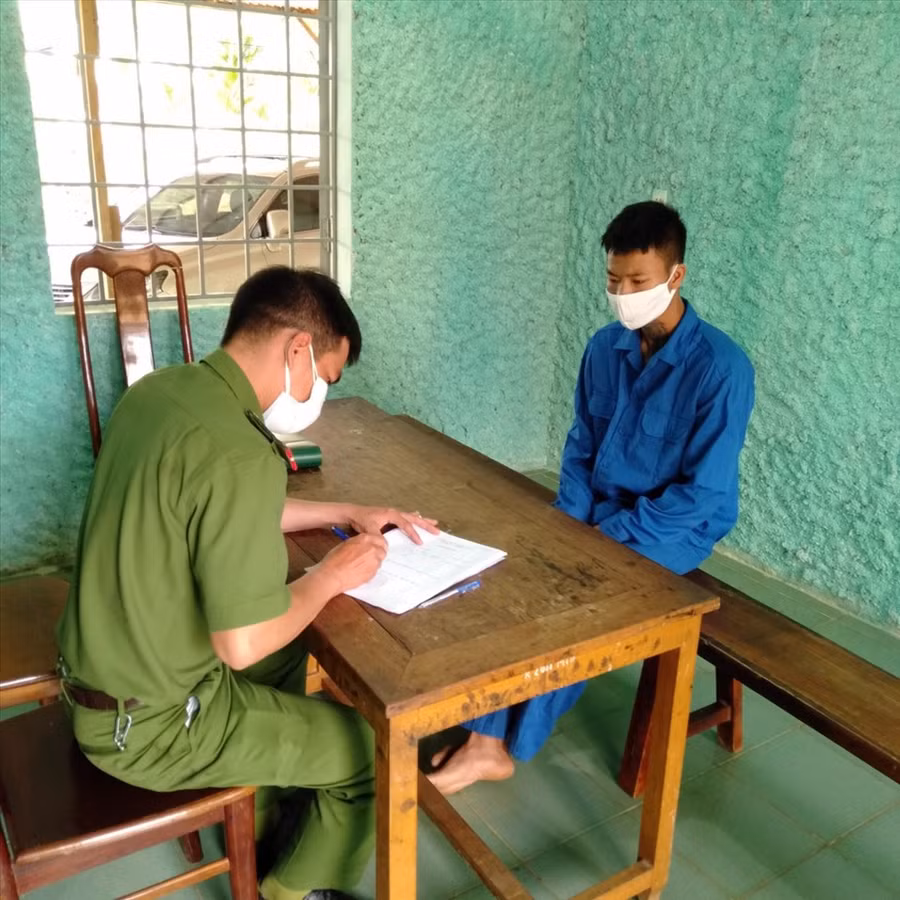 Đối tượng Anh tại cơ quan điều tra. Ảnh: Quang Vũ