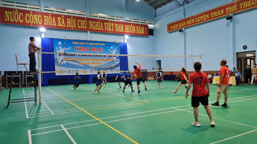 Các đội tranh tài môn bóng truyền. Ảnh: Đinh Yến