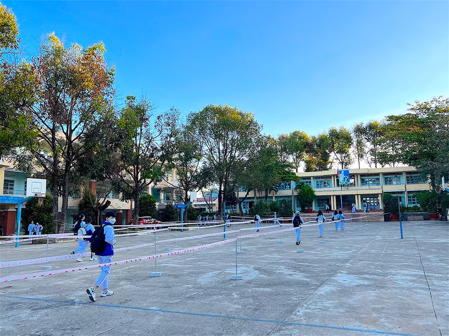 Việc giăng dây phân luồng học sinh ra, vào lớp là một trong những biện pháp được các trường triển khai nhằm đảm bảo an toàn phòng dịch Covid-19. Ảnh: Mộc Trà