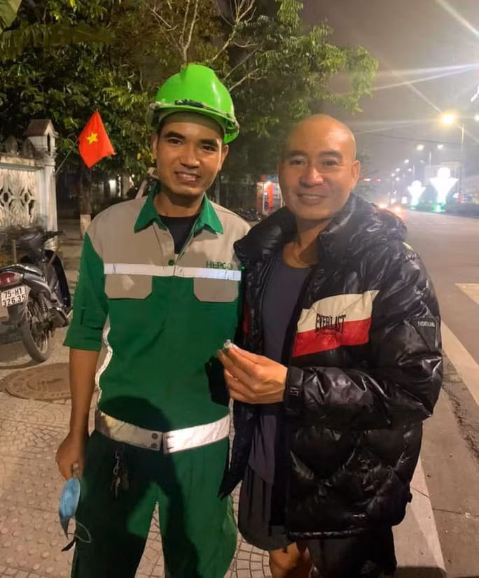 Chồng chị Oanh nhận lại chiếc nhẫn kim cương từ anh Lộc. Chồng chị Oanh nhận lại chiếc nhẫn kim cương từ anh Lộc