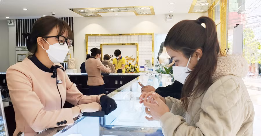 Khách hàng chọn mua vàng trang sức trong ngày vía Thần Tài để lấy lộc đầu năm. Ảnh: Sơn Ca Khách hàng chọn mua vàng trang sức để lấy lộc đầu năm. Ảnh: Sơn Ca